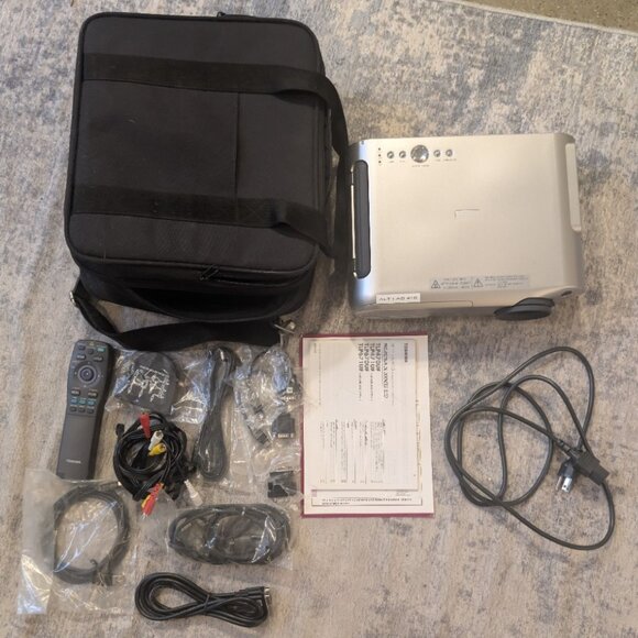 TOSHIBA TLP670U Data Projector with Remote And all Accessories+bag - Picture 1 of 6